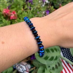 NWOT blue luster stone elastic bracelet.